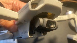 Dron DJI Mini 2 SE con mando y accesorios