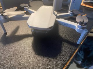 Dron DJI Mini 2 SE con mando y accesorios