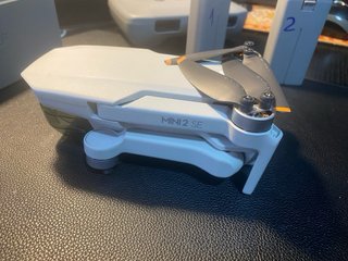 Dron DJI Mini 2 SE con mando y accesorios