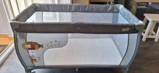 Cuna de viaje gris con estampado