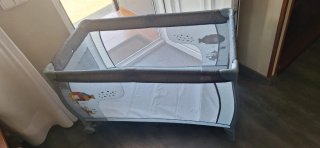 Cuna de viaje gris con estampado