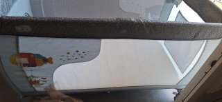 Cuna de viaje gris con estampado