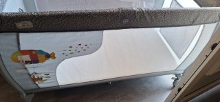Cuna de viaje gris con estampado