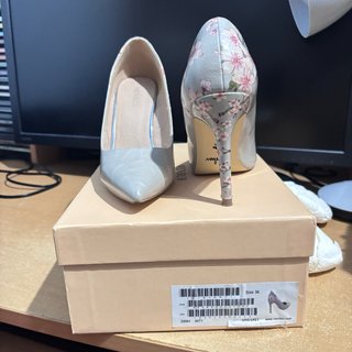 Zapatos de tacón Menbur florales grises y rosas