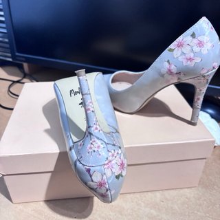 Zapatos de tacón Menbur florales grises y rosas