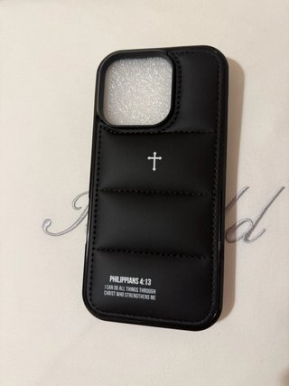 Funda iPhone 16 Pro Negra Cruz Filipenses 4:13