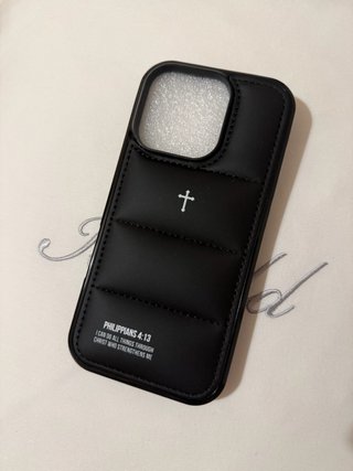 Funda iPhone 16 Pro Negra Cruz Filipenses 4:13