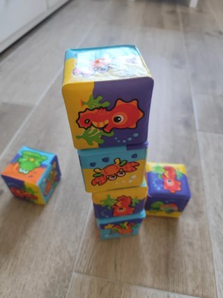 Juego de cubos blandos infantiles apilables.