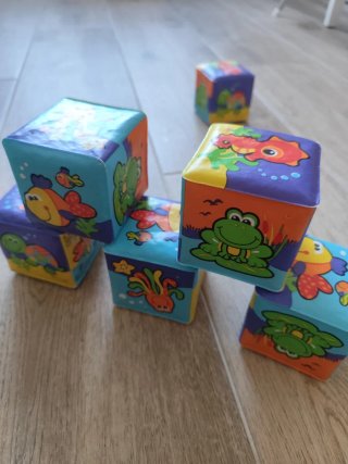 Juego de cubos blandos infantiles apilables.