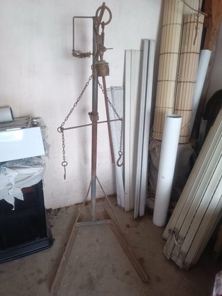 Báscula antigua con 2 ganchos