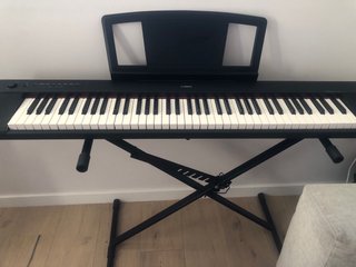 Teclado Yamaha con patas y funda