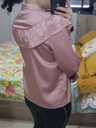Blusa satinada rosa con volantes