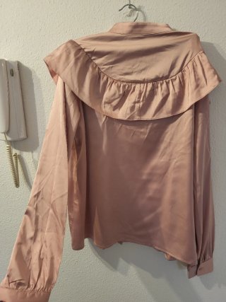 Blusa satinada rosa con volantes