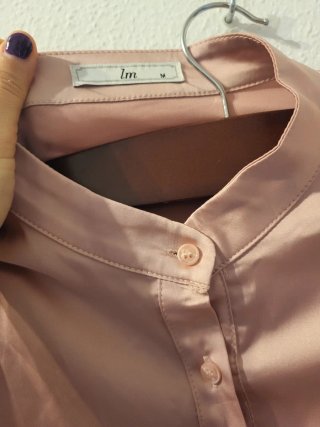 Blusa satinada rosa con volantes