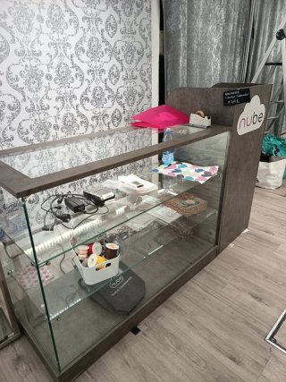 Mostrador de cristal y madera