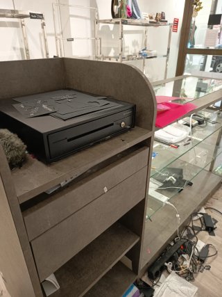 Mostrador de cristal y madera