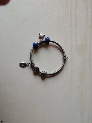 Braccialetto con charm tartarughe e perle blu