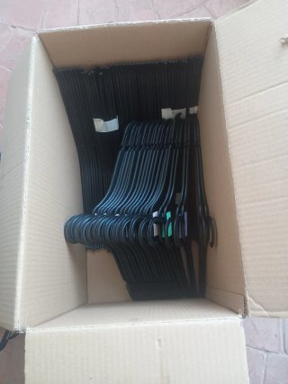 Lote de perchas para ropa de adulto