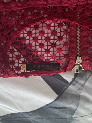Vestido de encaje burdeos.