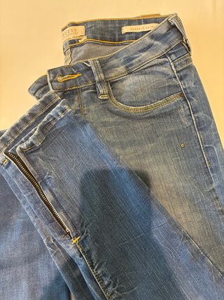 Pantalones vaqueros Tommy y Guess