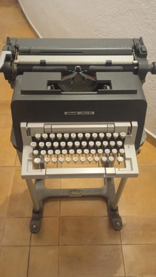 Máquina de escribir Olivetti Línea 98