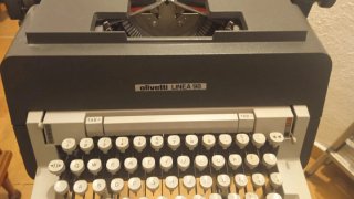 Máquina de escribir Olivetti Línea 98