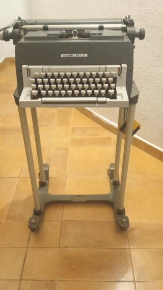 Máquina de escribir Olivetti Línea 98