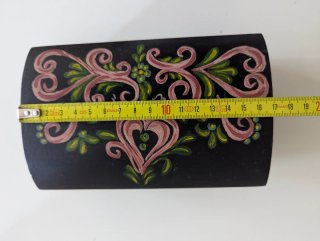 Cofre de madera pintado a mano