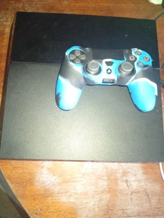 Consola ps4 con mando y cables incluidos