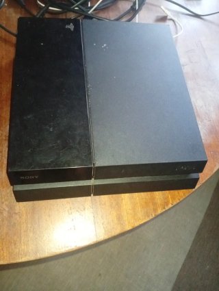 Consola ps4 con mando y cables incluidos