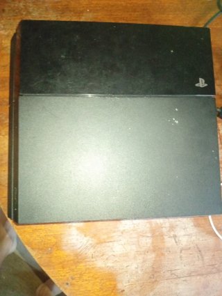Consola ps4 con mando y cables incluidos