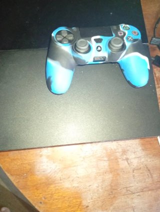 Consola ps4 con mando y cables incluidos