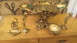 Juego de Bronce: Figura y Candelabro
