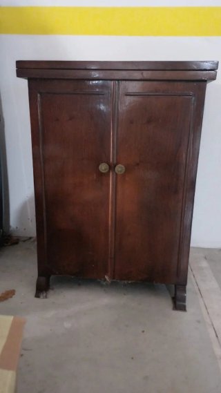 Máquina de coser Singer antigua con mueble