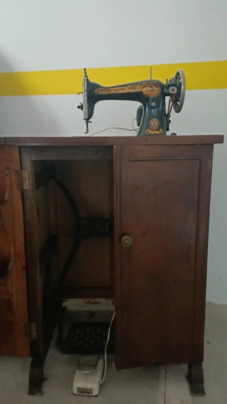 Máquina de coser Singer antigua con mueble