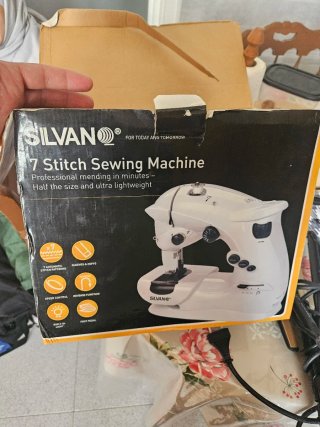 Máquina de coser blanca
