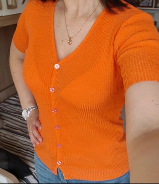 Cardigan arancione con bottoni