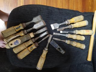 formones y un martillo