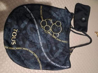 Bolso Tous Negro con Detalles Dorados