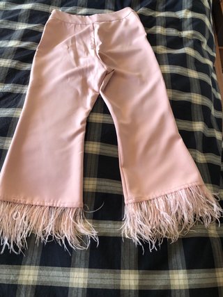 Pantalón rosa con plumas naturales