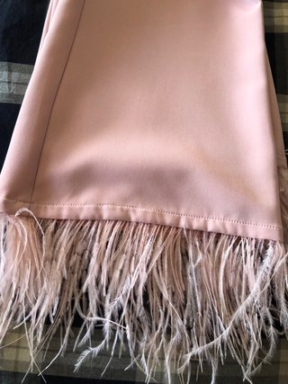 Pantalón rosa con plumas naturales