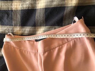 Pantalón rosa con plumas naturales