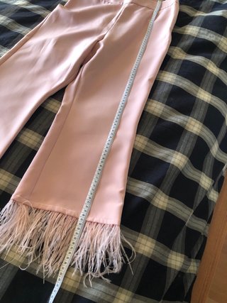 Pantalón rosa con plumas naturales