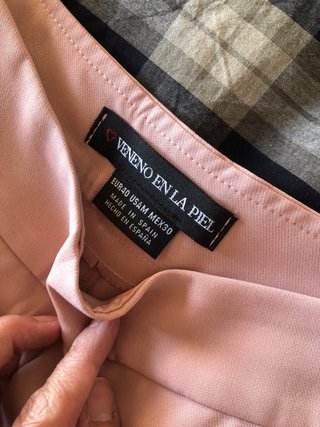 Pantalón rosa con plumas naturales