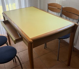 Mesa de cocina madera y plástico amarilla