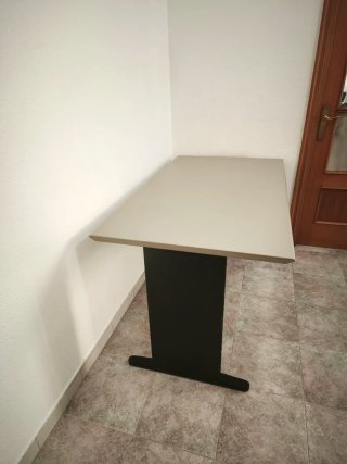 Escritorio grande beige y negro