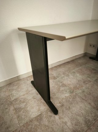 Escritorio grande beige y negro