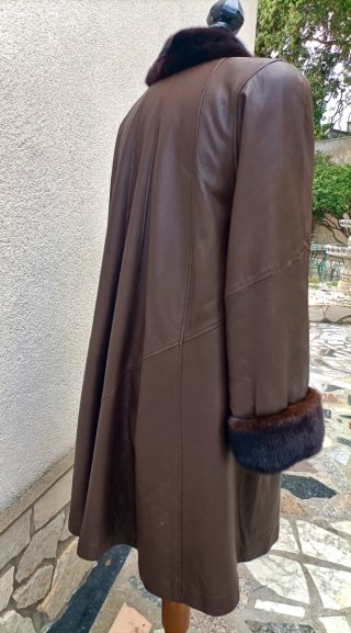 Abrigo de napa con cuello y puños de pelo bueno