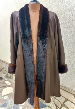 Abrigo de napa con cuello y puños de pelo bueno