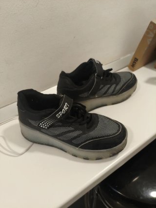 Zapatillas con luces y ruedas